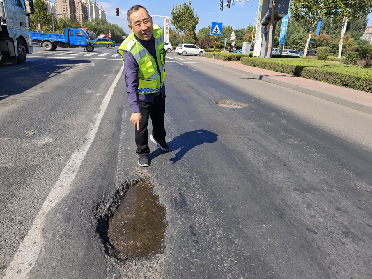 路面坑槽图片